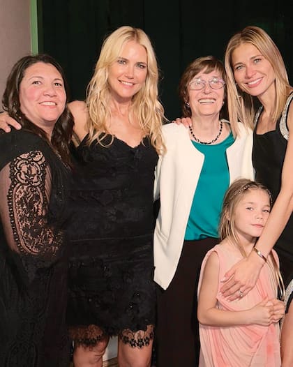 La modelo rodeada por su amiga Valeria Mazza, su prima Luisina, su abuela Elba y su hija mayor, Francesca, que al igual que su hermana y su prima llevó un vestido de Akiabara Kids.