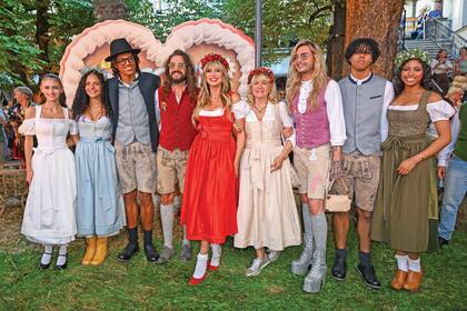 La modelo rodeada por su familia en la “Heidifest”: sus hijos Leni Klum, Henry Samuel (con su novia, Kayla Betulius), Johan Samuel y Lou Klum; su marido, Tom Kaulitz; su mamá, Erna Klum, y su cuñado, Bill Kaulitz (de chaleco lila)