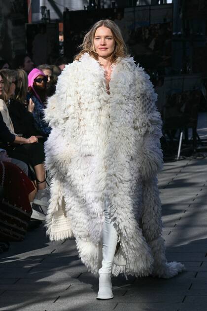 La modelo rusa Natalia Vodianova con un abrigo XXL.