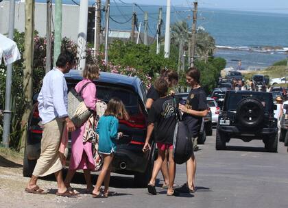 La modelo se acercó hasta la playa caminando junto a su familia mientras cargaba todo lo necesario para un día de playa perfecto