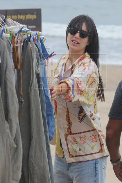 La modelo se llevó diez prendas: un vestido dorado largo, un vestido sin mangas azul marino, otro verde militar, un conjunto de pantalón y camisa negro y otro beige, un buzo y dos musculosas con botones en la espalda.