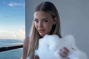 La modelo se mostró muy sensual al posar entre la espuma (Foto: Instagram @evangelinaanderson)