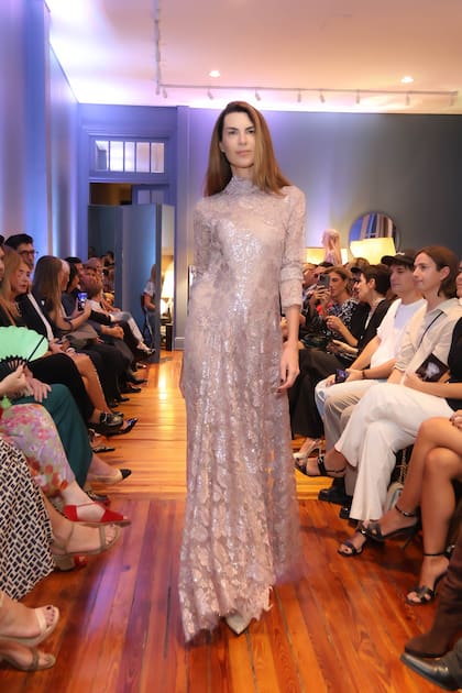 La modelo Solange Cubillo sobre la pasarela