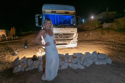 La modelo Soledad Solaro con un vestido full white.
