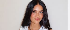 Con bikini, remera de la selección y figuritas: la producción de Zaira Naira para recibir el Mundial