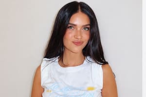 Con bikini, remera de la selección y figuritas: la producción de Zaira Naira para recibir el Mundial