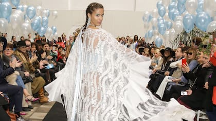 La modelo Taina Laurino con el Poncho Patrio Pureza de Javier Saiach