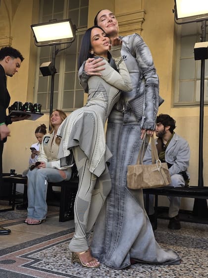 La modelo también asistió al desfile de Off-White y se encontró con la cantante Natti Natasha