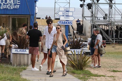 La modelo uruguaya Vitto Saravia y su novio, el DJ Manu Desrets, una pareja habitué de los veranos en Punta del Este