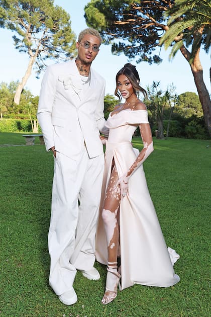 La modelo Winnie Harlow, quien asistió con el basquetbolista Kyle Kuzma, impactó con un diseño con profundo tajo hasta la cintura de Vivienne Westwood.