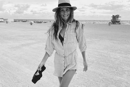 La modelo y actriz disfruta las playas de Miami donde aprovecha para caminar y hacer sesiones de fotos para sus redes sociales