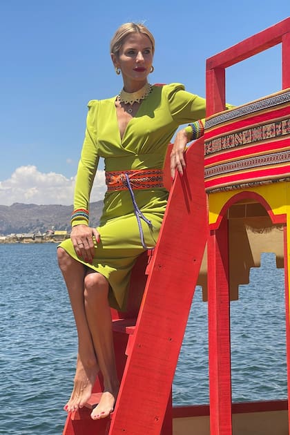 La modelo y actriz en una de las coloridas embarcaciones de totora que construyen los uros, un pueblo antiquísimo, que está instalado en el lago Titicaca. 