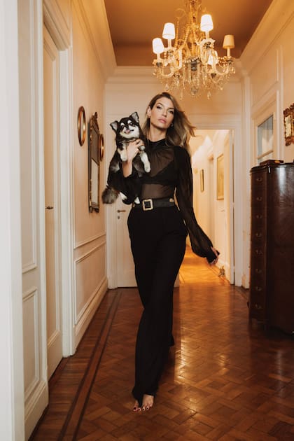 La modelo y actriz está pasando por un gran momento: además de haber participado en la serie televisiva Buenos chicos, es protagonista de campañas de varias marcas, como Kosiuko, Tucci, Cerini, El Camarín, Ginebra, Caro Cuore. Acá, con un outfit de Artemis.