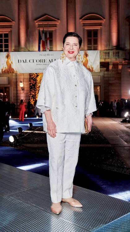 La modelo y actriz italiana Isabella Rossellini eligió un conjunto de pantalón y chaqueta con mangas anchas y cuello camisero confeccionados en brocado.