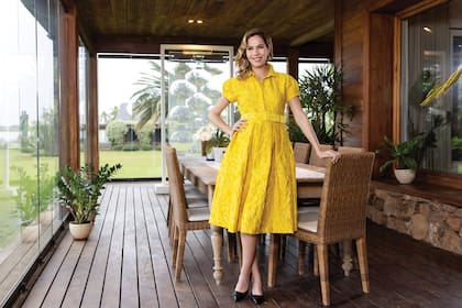 La modelo y creadora de la
Semana de la Alta Costura (SAC)
en el jardín de invierno. Al fondo,
una obra de Polesello, de 1969.