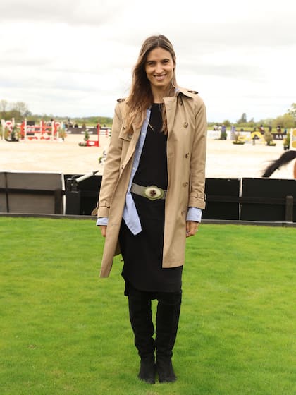 La modelo y DJ Cintia Garrido combinó un outfit de corte autóctono con un clásico trench