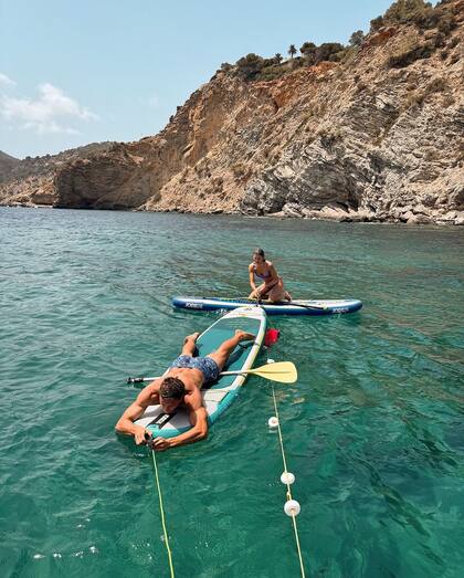 La modelo y el futbolista hizo paddle surf y revolucionó las redes (Captura: Instagram)