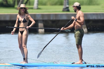 La modelo y el instructor, en mayo del año pasado, practicando paddleboard en Miami