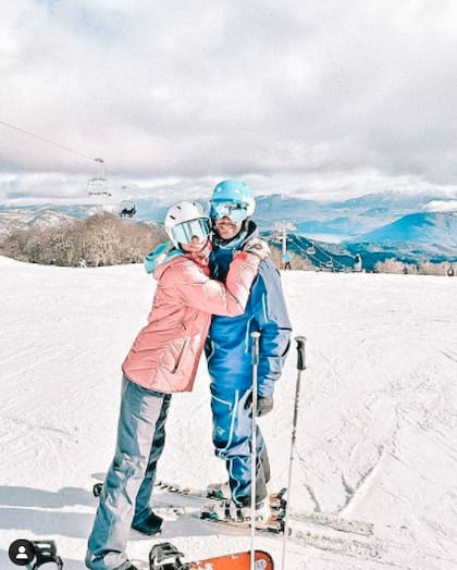La modelo y el piloto disfrutaron de sus primeras vacaciones en la nieve; en medio del relax, se encontraron con la exnovia de Urcera