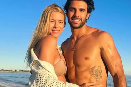 La modelo y el piloto más enamorados que nunca durante sus vacaciones