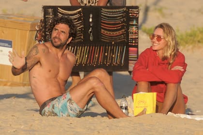 La modelo y el piloto, que terminaron su relación en junio pasado, compartieron una tarde de mate y charla en la arena.