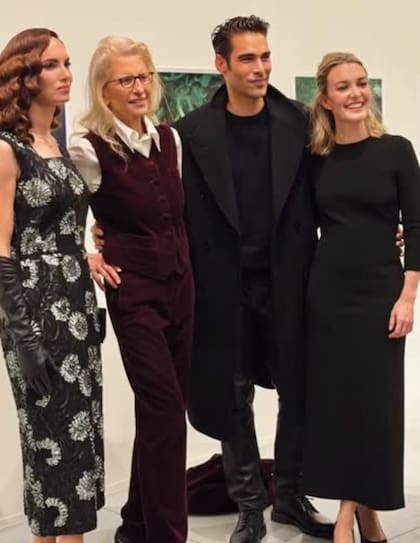 Model and businesswoman Eugenia Silva (who wore a dress designed by Japanese designer Junya Watanabe, belonging to the fall-winter 1999 collection), Annie Leibovitz, model and actor John Kortajarena, and Marta