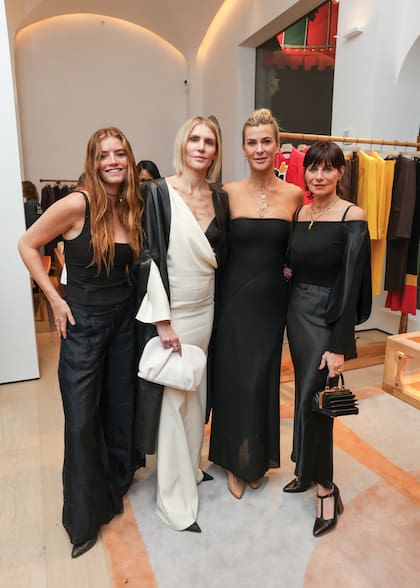 La modelo y fotógrafa Olivia Jauretche, Gabriela, Lilly Hurley y la reconocida RRPP Paola Pravato, íntima amiga de la diseñadora.