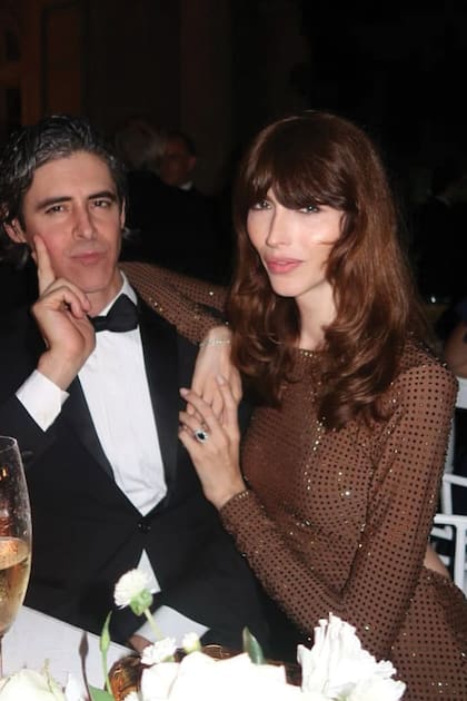 La modelo y galerista Dafne Cejas (vestida por Marcelo Giacobbe), con su marido, Andrés Pradere Castex.