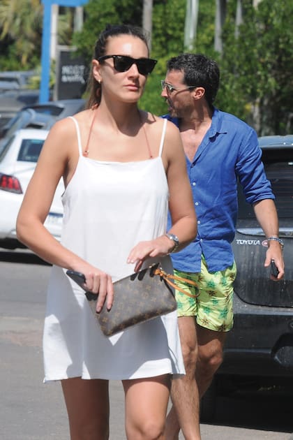 La
modelo y health coach nutricional,
con un vestido corto y bikini debajo