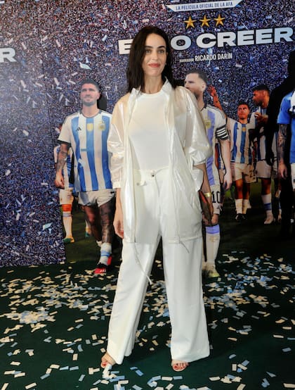 La modelo y periodista Priscila Crivocapich optó por un look total white para emocionarse, otra vez, con la hazaña de la Selección Nacional