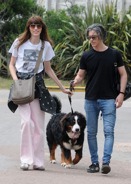La modelo y
su marido, el
fotógrafo Andrés
Cigorraga Castex,
paseando por
José Ignacio
con T-Bone, su
mascota.