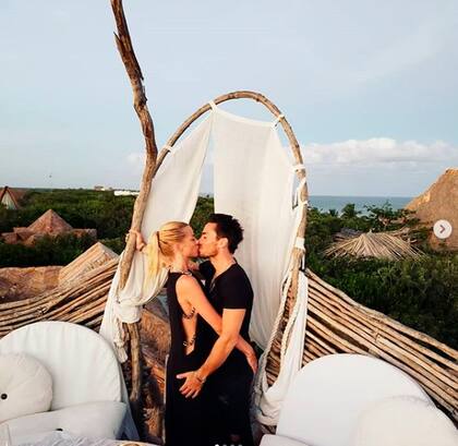 La modelo y su novio disfrutan de las paradisíacas playas mexicanas