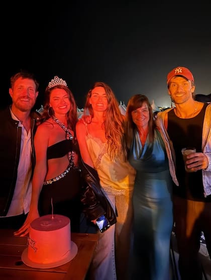 La modelo y su novio, rodeados de sus afectos en el cumpleaños de la actriz
