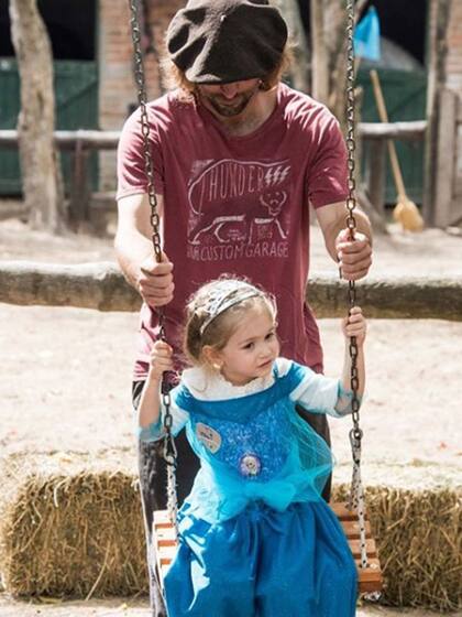 La modelo y su pareja Jakob von Plessen realizaron un festejo en el campo para la pequeña de tres años