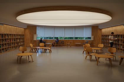 La moderna biblioteca de la secundaria, en la sede de Olivos, es cómoda, tranquila y muy completa. 