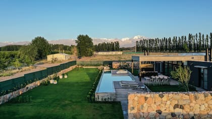 La moderna casa se levanta en un loteo de Tupungato, Valle de Uco: "estás en la montaña pero a una hora del aeropuerto", analizaron sus dueños a la hora de invertir en esta zona.