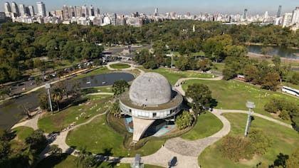 La modernización abarca 390 luminarias de la cúpula y la base del ícono porteño