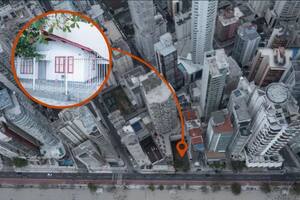 La modesta casa ha visto cómo sus alrededores eran tomados por edificios y ahora está "apretujada" entre ellos