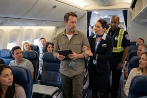 United Airlines expulsa de sus vuelos a pasajeros que no usen auriculares: la nueva regla que ya está en vigor