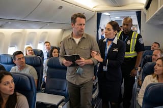 United Airlines expulsa de sus vuelos a pasajeros que no usen auriculares: la nueva regla que ya está en vigor