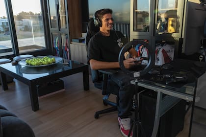 La “Mojarra”, apodo que
ganó popularidad en su canal de
YouTube, confiesa estar a full
jugando por stream. “Todavía
no puedo creer que un video mío
jugando en línea haya tenido
600 mil reproducciones, mientras
que una charla que compartí con
Djokovic tuvo 400 mil”, revela.