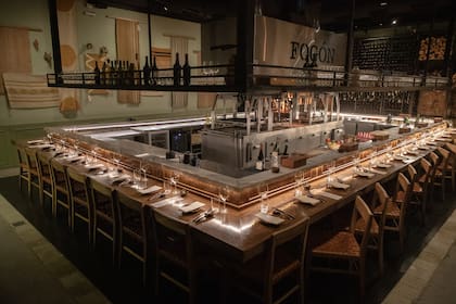 La molleja es uno de los nueve o catorce pasos que sirven en una barra alrededor de una parrilla