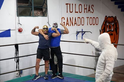 Figueroa junto a dos de los luchadores que participarán del nuevo reality