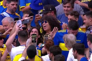 Mostraron a la Mona Jiménez en el Maracaná y los hinchas a su alrededor se volvieron locos por una foto