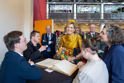 La monarca acompañó el look con un tocado confeccionado en la misma tela de la blusa y unos aretes de zafiros (Foto: Instagram @theaterkamak/@rikkert_harink_)