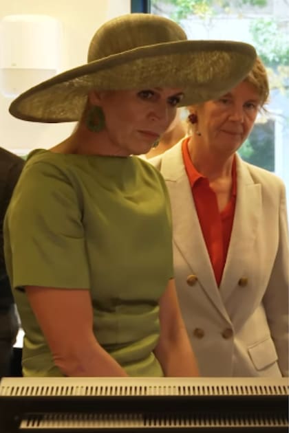 La monarca complementó el vestido con una pamela verde y aretes a tono (Foto: Captura de video / Instagram @eo_blauwbloed)