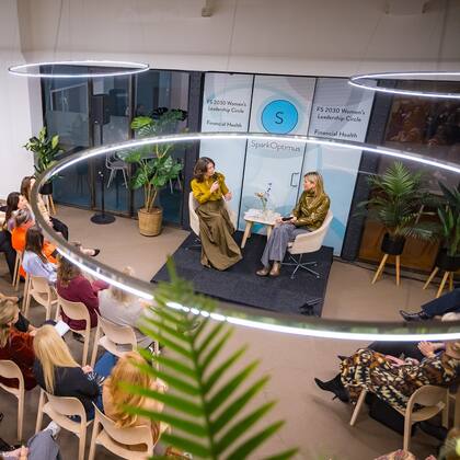 La monarca complementó la blusa con unos pantalones grises y botas marrones (Foto: Instagram @koninklijkhuis)