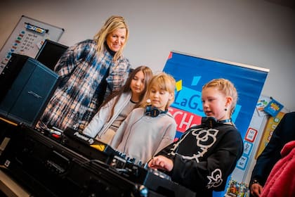 La monarca conversó con los niños y presenció clases de danza y lecciones de canto y DJ (Foto: Instagram @meermuziekindeklas)