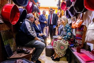 La monarca en un local de un típico bazar marroquí en plena conversación con su propietario. 
