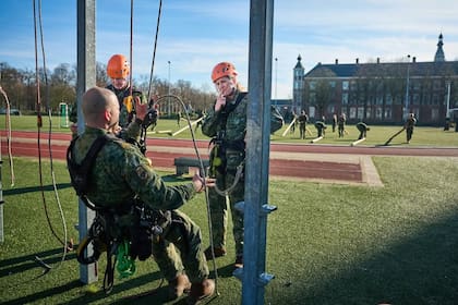 La monarca entrenó tiro, escalada y tirolesa (Foto: Instagram @koninklijkhuis)